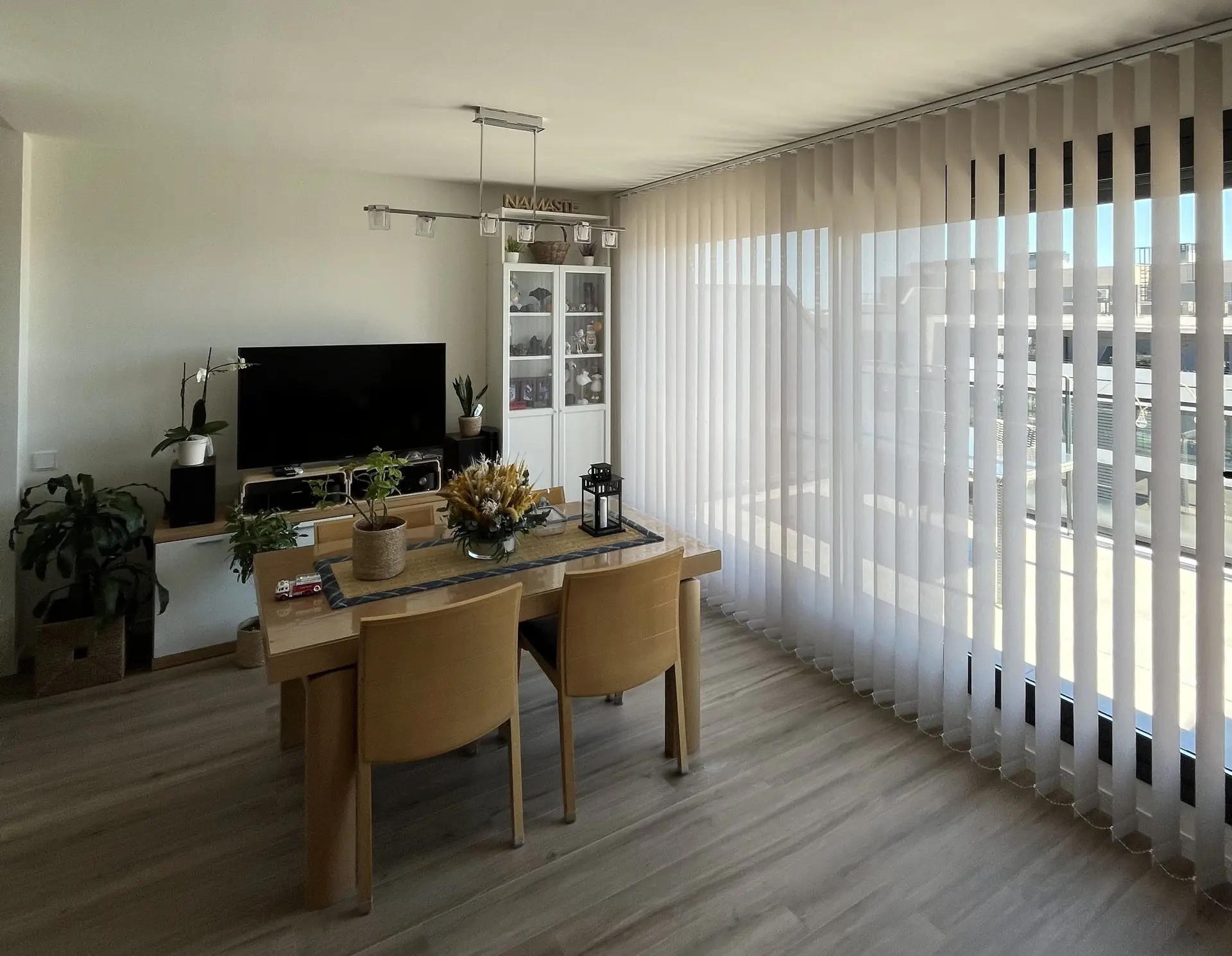 Cortina de lamas verticales